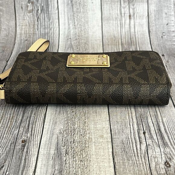 Michael Kors Wallet Jet Set Medium Brown Gold Zip Around Wallet MK Monogram - Picture 4 of 9